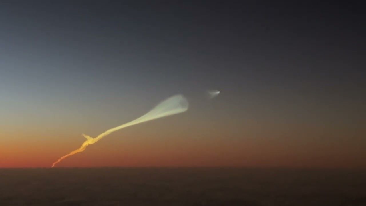 Allumage du 2e étage de Falcon Heavy filmé depuis un avion