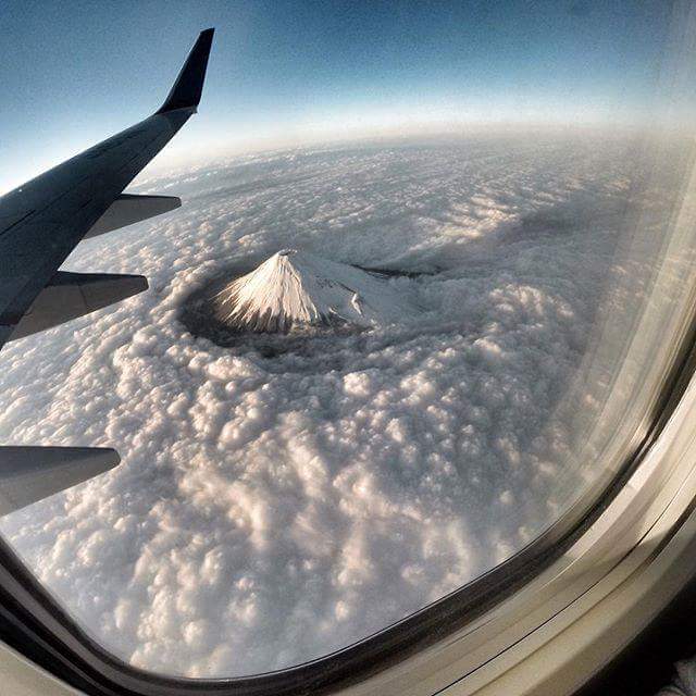 Le Mont Fuji au-dessus des nuages