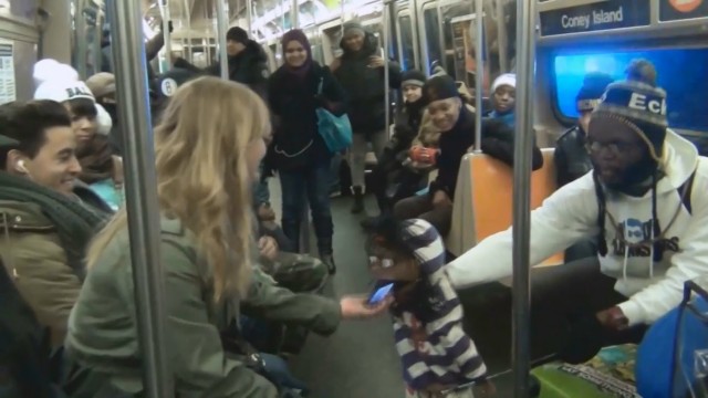 Un Ventriloque Drague Dans Le Métro