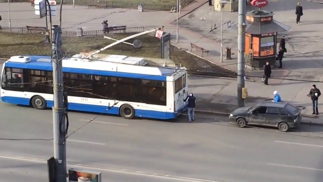 Remorquage d'une voiture derrière un bus Fail
