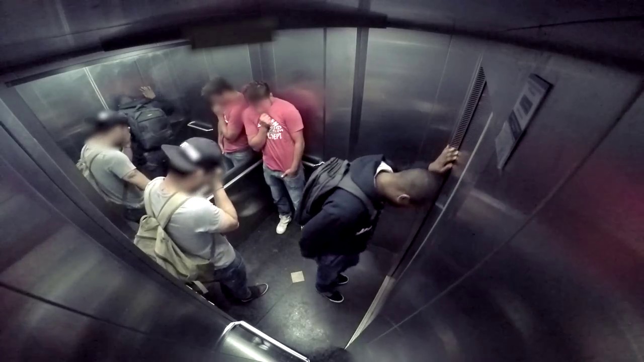 Coup De Foudre Dans Un Ascenseur Diarrhée dans un ascenseur (Prank)