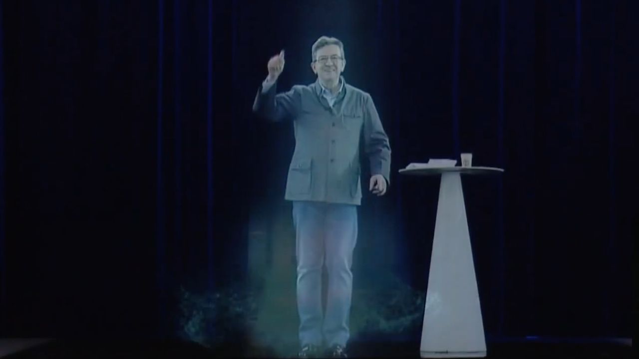 Mélenchon en meeting à Paris avec un hologramme