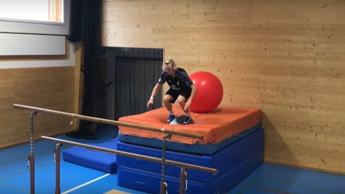 L'entraînement en salle du skieur Andri Ragettli