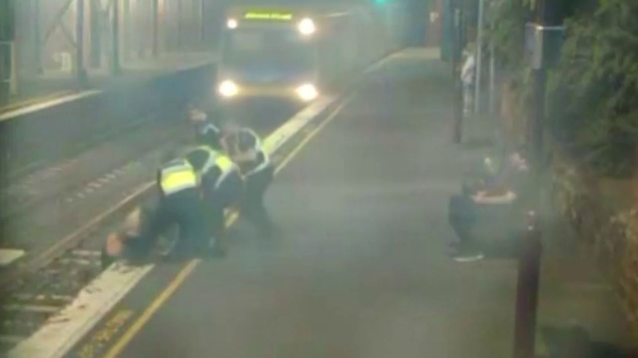 Femme Qui Tombe Sous Le Train Une femme ivre manque d'être percutée par un train