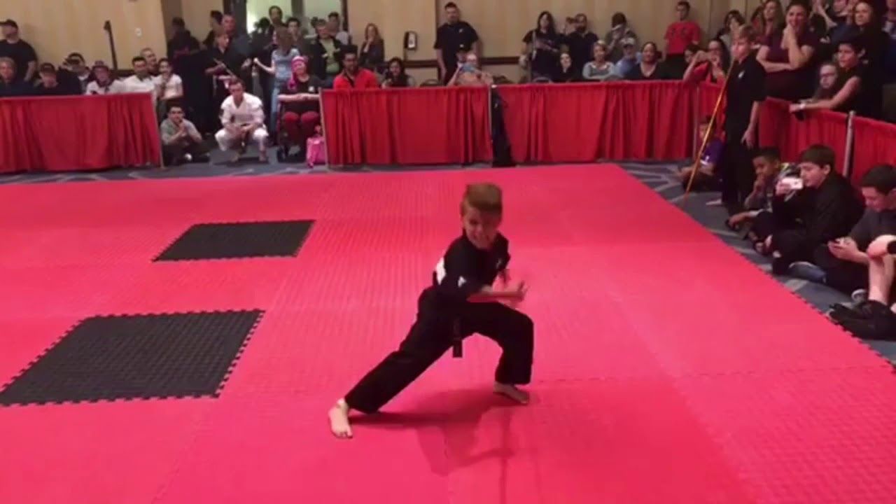 Savino 8 ans fait une démo de sport karaté avec un bâton