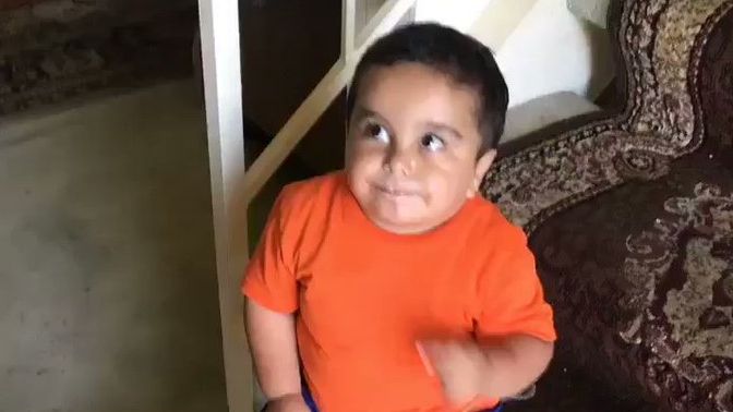 Un enfant se transforme en chat