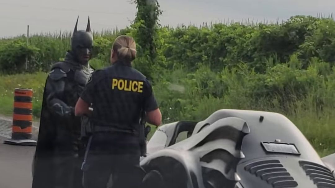 Batman arrêté par la police (Canada)