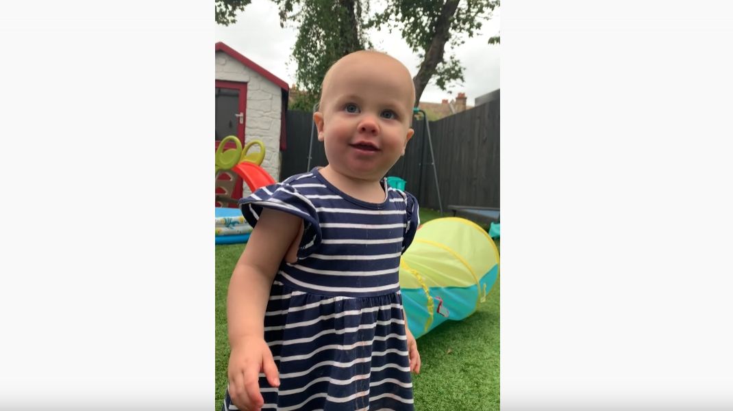 Une enfant joue à cache-cache