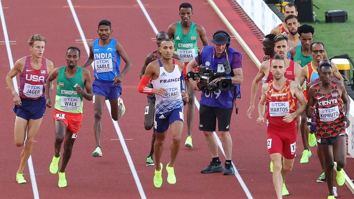 Caméraman sur la piste lors de la finale du 3000m steeple (Mondiaux d ...